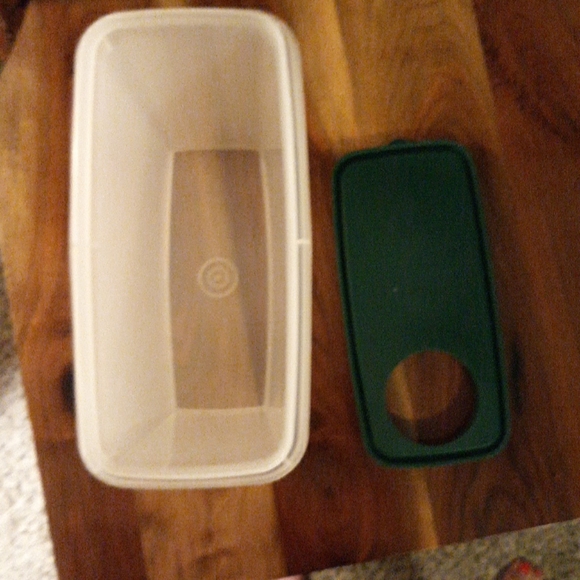 Tupperware cereal  container - Picture 5 of 9